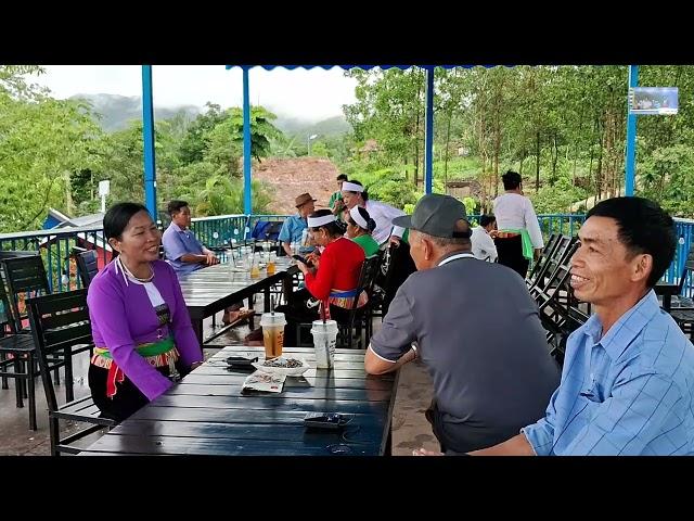 NGHỆ NHÂN BÙI BẢY HÁT Ở KHU DU LỊCH MIỀN ĐỒI