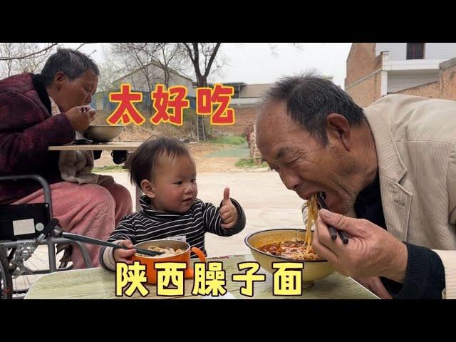 The old couple made a bowl of Shaanxi saozi noodles for their parents-in-law at home  and gave a th