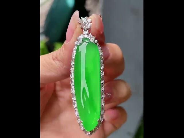 翡翠吊墜丨陽綠翡翠福瓜。#翡翠#jade#翡翠吊墜#翡翠掛件 ​​​#翡翠雕刻