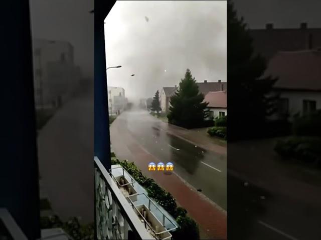 UN TORNADO DEVASTANTE RIPRESO DA MOLTO VICINO!!