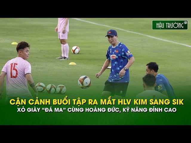 HLV Kim Sang Sik "đá ma" với Hoàng Đức, thể hiện kỹ năng cá nhân trong buổi tập ra mắt