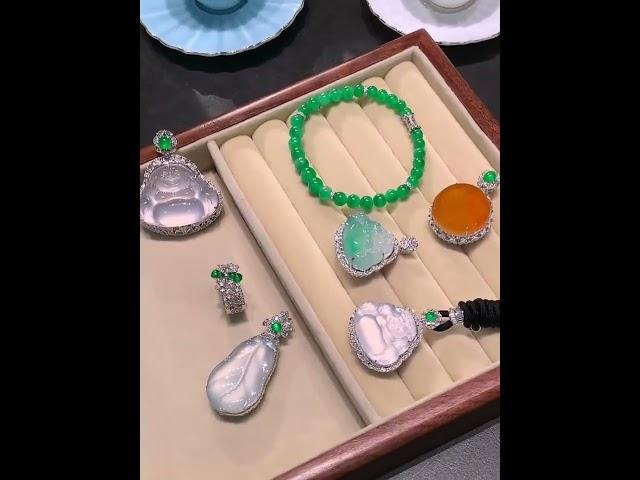 翡翠基地，今日阿平翡翠掛件專場~四哥給家人們推薦好貨啦！翡翠吊墜多種款式任選，中午一點半不見不散哦。
