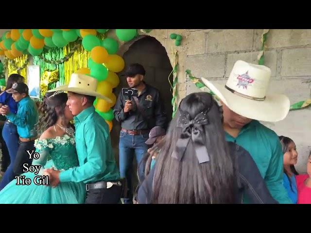 Aquí tenemos la guapa quinceañera disfrutando de su fiesta  y así gozan los muchachos