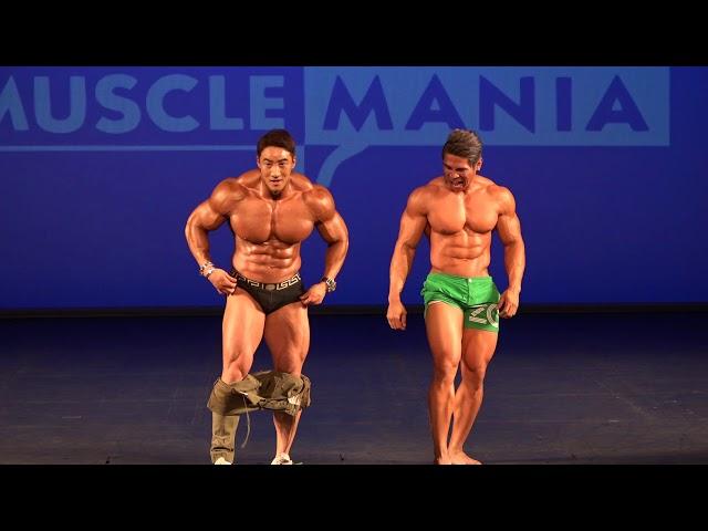 Musclemania Asia 2017 - Hwang Chul Soon & Terrence Teo Pose Down!*