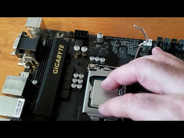 PC Assembly - Inserting the CPU