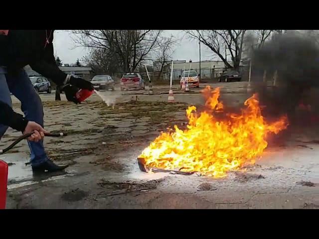 Gaszenie pożaru gaśnicą samochodową. Nie ma takiej opcji. fire fighting