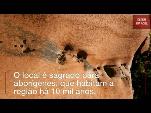 Drone capta vista de grande pedra sagrada no  deserto - Austrália