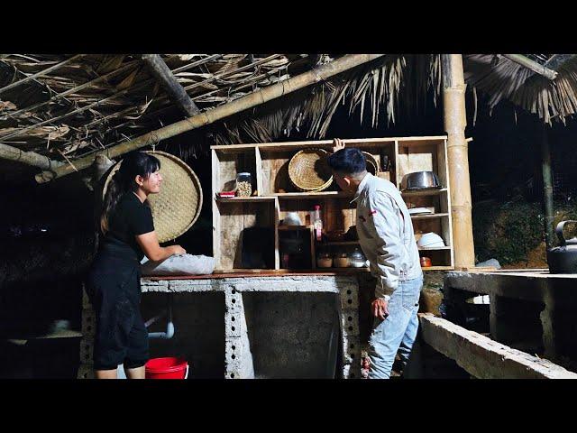 giang nga made a wooden shelf - Phong came home and was satisfied with it.