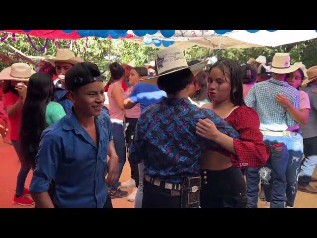 Qué bonito bailan estas parejas pura belleza de oriente