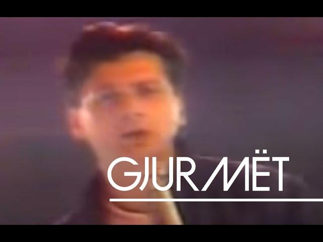 Gjurmët -Të shtrirë mbi kanape