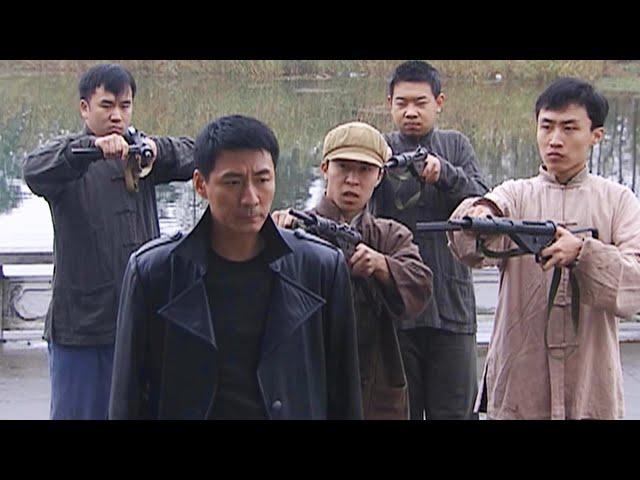 Spy movie! The gangster pointed a gun at the guy, but he turned out to be the best spy!