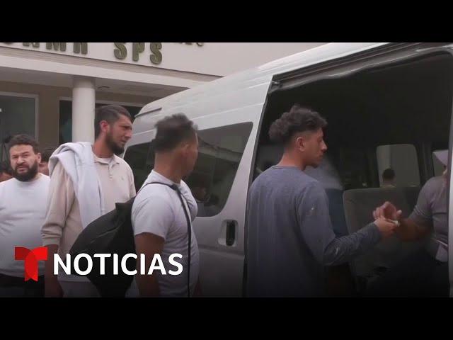 Inmigrantes temen por su futuro y 124 de ellos son deportados a Honduras | Noticias Telemundo