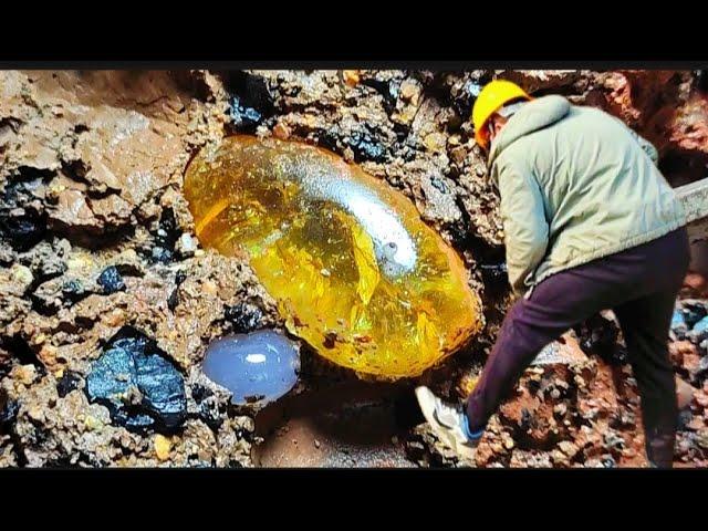 Exploring Crystal Canyon: Secrets Revealed。Rainbow Beach's Crystal Secrets