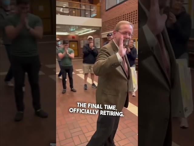 College professor gets a standing ovation on his last day of teaching 
