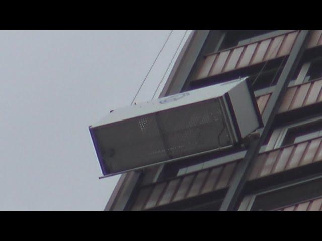 Feuerwehr rettet 2 Fensterputzer aus defektem Fassadenaufzug am Uni-Center in Köln 10.4.17 + O-Ton