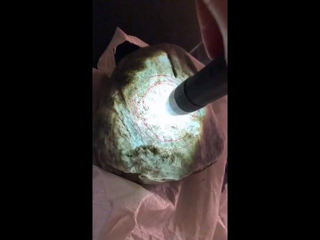 【高冰种翡翠原石毛料】开窗赌石全过程记录翡翠的美；真正的现场实战大涨起蓝荧跟玻璃级别一样纯净