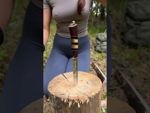 Pretty WOMAN  knows how to handle a knife #camping #survival #bushcraft #outdoors