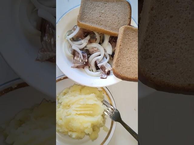 Невероятно скромный ужин, но какой вкусный.