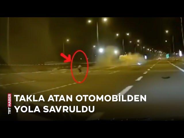 Küçük çocuk takla atan otomobilden yola savruldu: O anlar kamerada