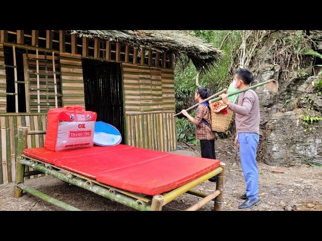 The kind man and the orphan girl Tieu Bong returned to the old hut to bring things to their new home