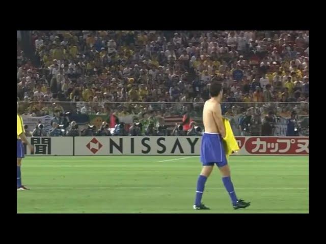 Edmílson Colocando a Camisa Na Final Da Copa De 2002