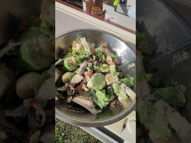 캠핑카여행 해변에 앉아 아침식사