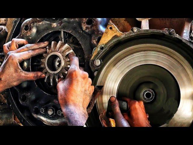 How Pakistani Mechanic Resurfacing Flywheel and Change Old Clutch Plate On Road of a Truck