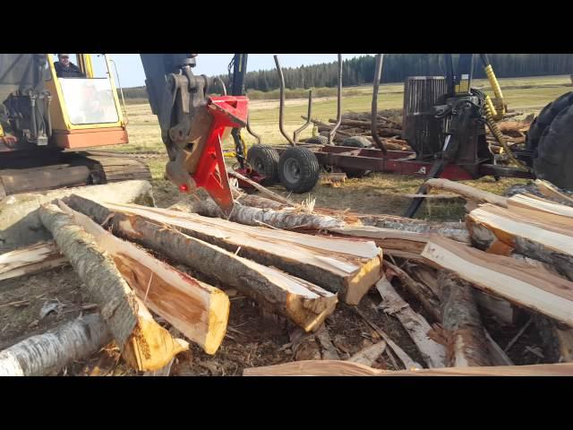 Puun halontaa kaivinkoneella/excavator splitting wood