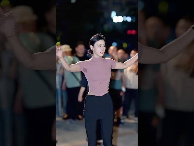 The young lady is so beautiful, happy Tibetan Guozhuang dance
