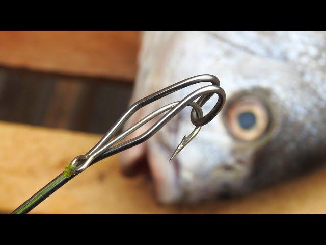 See what ingenious tool the fisherman makes to remove the hooks from the fish