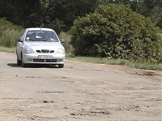 Дві дороги державного значення проходять через селище Гвіздець