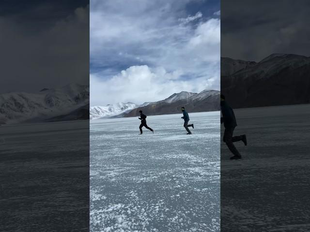 World’s highest frozen lake marathon 4300m #pangonglake #winter #marathon #leh #running #chaybo