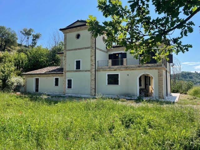 Charming TRADITINAL VILLA in stone and bricks in  the country side of ATRI, 15 min. from the coast.