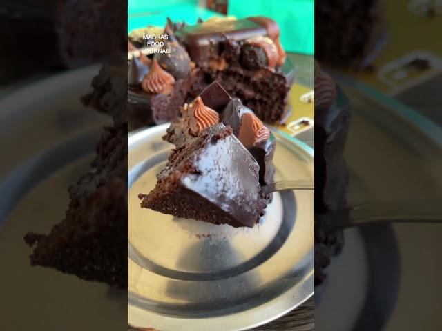 இந்த மாதிரி chocolate cake நான் சாப்பிட்டதே இல்லை The Brownie studio #shorts #ytshorts