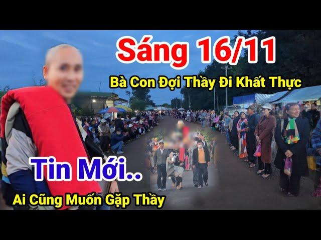 Sáng 16/11 Bà Con Đứng Xếp Hàng Đợi Thầy Minh Tuệ Đi Khất Thực Ai Xem Cũng Vui Mừng Xúc Động