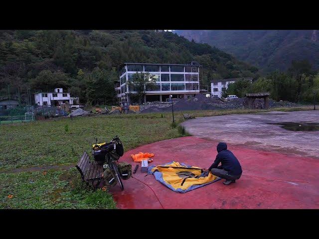 騎行川藏中線，腳痛難受堅持到小鎮，晚上下雨找塊空地露營過夜