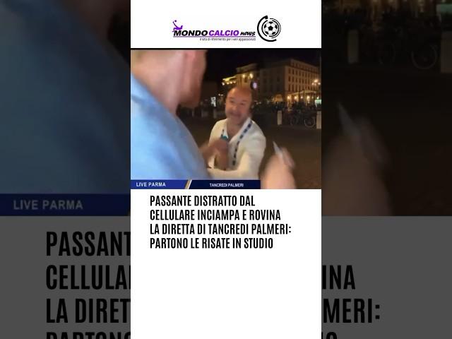 Passante distratto inciampa e rovina la diretta di Tancredi #Palmeri: partono le risate in studio 