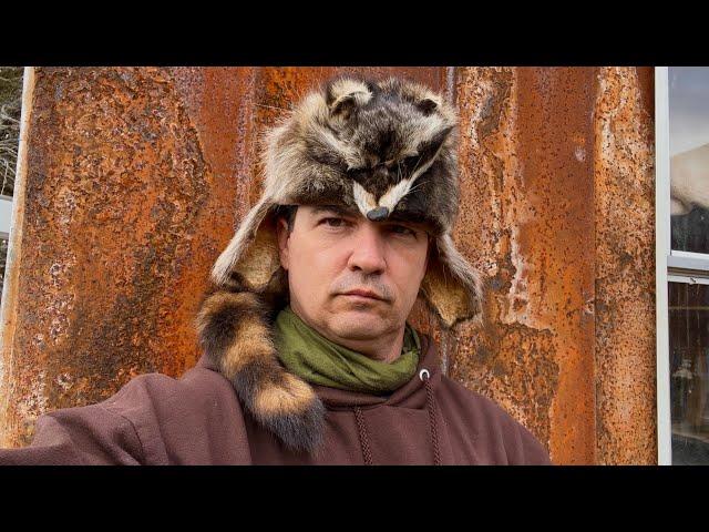 Making a coon skin hat