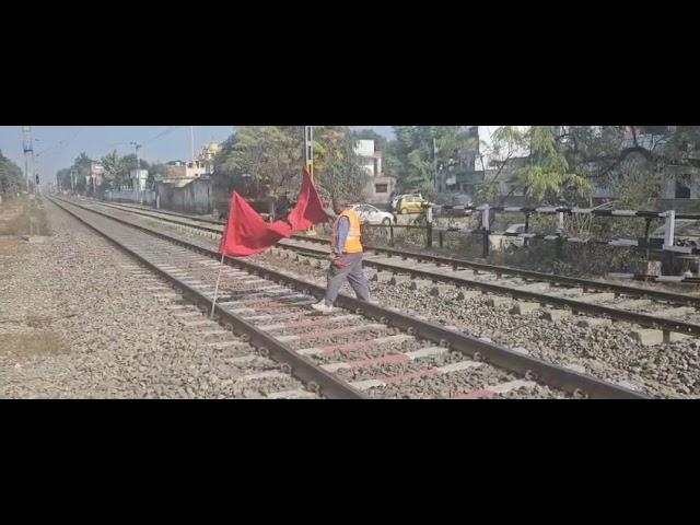 Securing railway level crossing gates (LC Gate) by safety chain #railway #levelcrossing #railwaymen