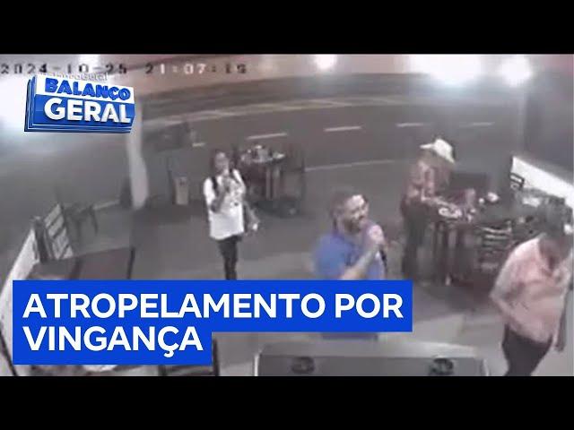 Reportagem do Dia: Homem invade karaokê após ser impedido de cantar e atropela cliente por vingança