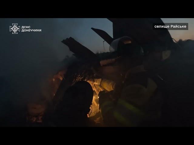 Атака дронами на Райське: надзвичайники вилучили тіло жінки з-під завалів та ліквідували пожежу