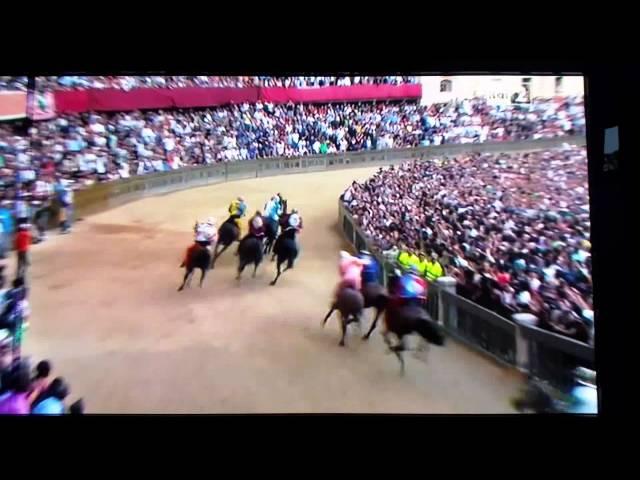 Palio di Siena luglio  2015 Tittia viene buttato a terra!!