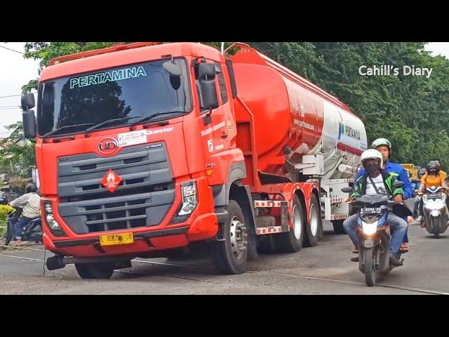 Truk Besar Lewat Jalan Perlintasan Rel yang Rusak | Hunting Truk Perak Utara