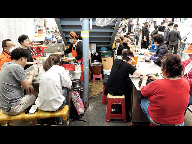 Grandma doing business under the bridge! Popular Korean Traditional Noodles - Korean street food