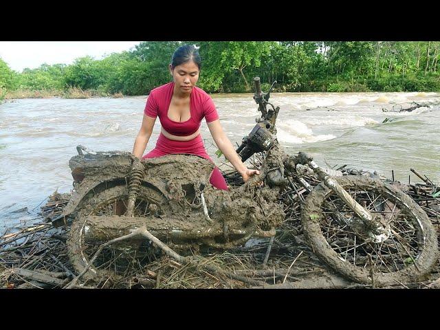 Genius Girl: Comprehensive Repair and Maintenance Of a Motorbike Swept Away By Flood