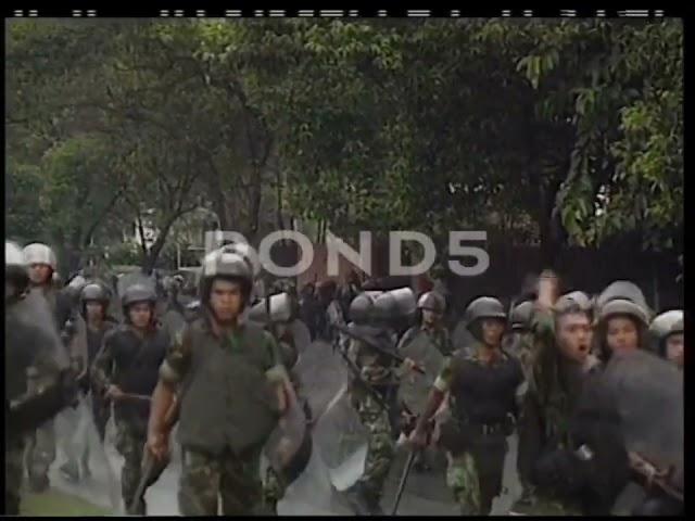 Bagian 16 | Jakarta, 11 November 1998 - Angkatan Bersenjata RI mengamankan para pendemo