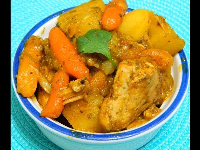 Pollo Guisado y Arroz Blanco Puertoriqueño (Chicken stew with white rice)