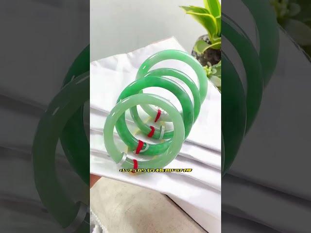 翡翠手鐲直播，親民價，滿綠翡翠手鐲，連慈禧太后都喜歡戴的手鐲，到底有什麼魅力。#shorts #翡翠 #翡翠玉石 #珠寶首飾 #jadeite #時尚配飾