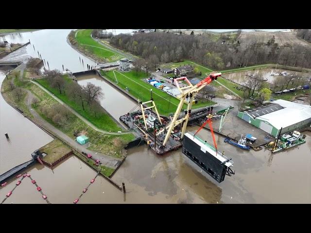 Einhub des neuen Torkörpers durch den Schwimmkran Enak an der Seeschleuse in Papenburg