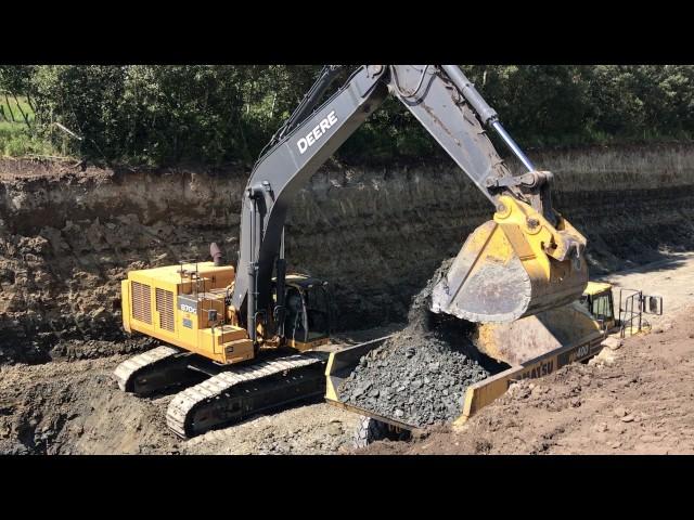 John Deere 870G Excavator Loading 40 ton rock truck, deep cut